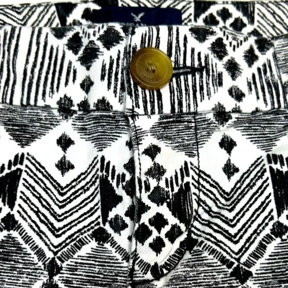 American Eagle Stretch Midi Shorts Distressed White & Black Patterned Size 0